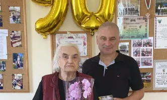 Заместник-кмет поднесе поздрави и цветя на своята първа учителка по повод нейната 90-годишнина