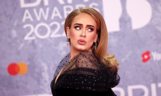 След това Адел бе импровизиран съдия на седмичното състезание Porn