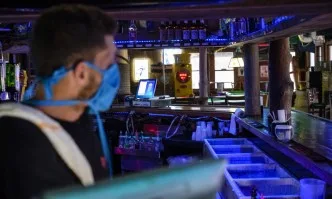 Заради COVID-19: САЩ отново затваря барове и ресторанти