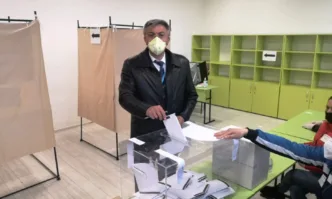Лидерът на ДПС Мустафа Карадайъ осъществи правото си на глас