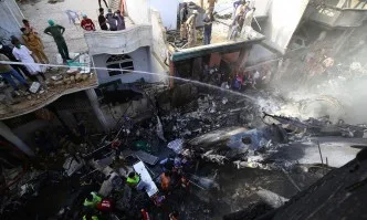 Извадиха живо бебе от мястото на авиокатастрофата в Пакистан
