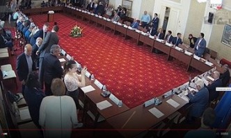 Скандално е че настоящият финансов министър не уважи НС и