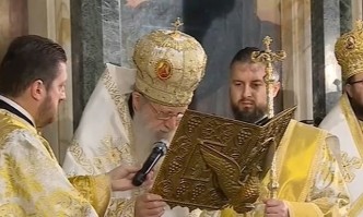 Пред събралите се миряни сред които бе и премиерът Кирил