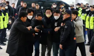 Намушкаха с нож лидера на опозицията в Южна Корея