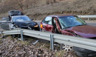 Двама пострадаха пожарникари рязаха ламарини за да извадят затисната жена