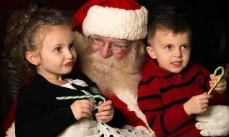 Модерният портрет на Дядо Коледа често го изобразява като белобрад старец, внимателно слушащ децата.
