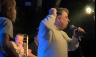 Асен Василев възпя Кой разпореди това безобразие!? в дискотека