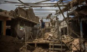 Свлачища и наводнения причинени от проливни дъждове са отнели живота