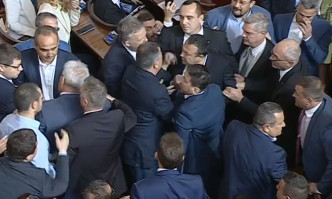Отново напрежение в Народното събрание: Депутатите на Петков скочиха на ДПС (СНИМКИ)