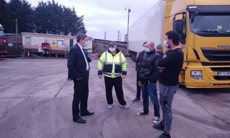 Завеждащият консулската ни служба в Лондон посети блокираните български шофьори в Кент