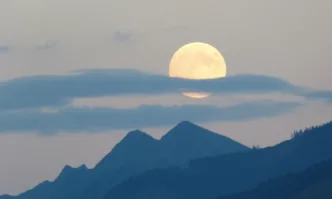 Учени предлагат ядрен удар по астероид, застрашаващ Луната