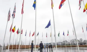 Знамето на Швеция беше издигнато пред централата на НАТО (ВИДЕО)