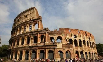 Българска ученичка се разписа върху Колизеума, спипаха я