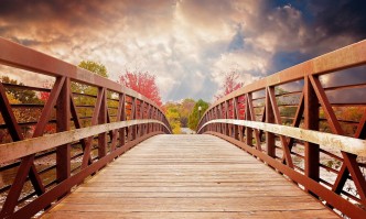 Мостът олицетворява връзката между Небето и Земята съюза на човека