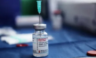 Имунизацията с Moderna в ход: Ваксинираха първите медици във ВМА