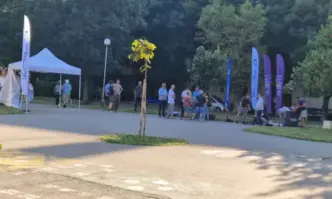 Кандидат кметът на ПП ДБ Васил Терзиев и половинката му за изборите