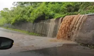 Пътят за Враца малко след магистралата за Ботевград е наводнен