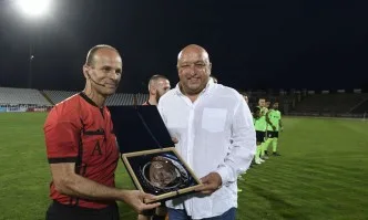 Министър Кралев награди Николай Йорданов за рекордния му мач №255 в елита на българския футбол