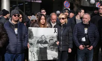 Фенове на Ботев Пд протестираха пред гръцкото посолство в София