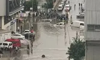 Истанбул е парализиран от поройни дъждове, има две жертви