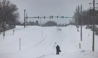 Силни ветрове и обилен сняг смразиха Средния запад на САЩ