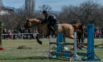 На Тодоровден конни полицаи от СДВР показаха майсторска езда (СНИМКИ)