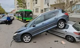 Електрически автобус от градския транспорт в Хасково помете три паркирани