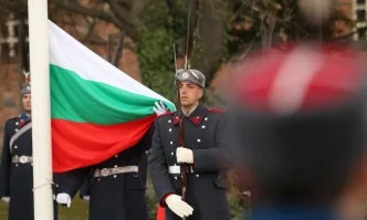 Издигнаха Националния флаг пред паметника на Незнайния воин