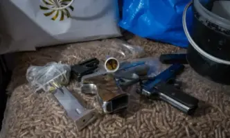 Откриха боен арсенал в апартамент в София след сигнал съобщиха