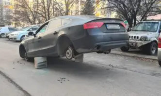 На колата са били свалени и откраднати четирите гуми и