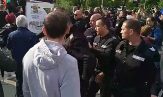 Напрежение пред МОЧА след като две групи се срещнаха пред