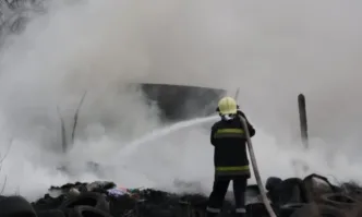 Близо 40 души се включиха в борбата с пожара край