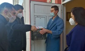 Младежи от ГЕРБ – Стара Загора доставят топла храна на медици