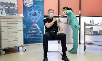 Румънският президент си сложа трета доза от ваксината срещу COVID-19
