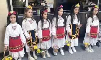 Лазарки гостуваха на кмета на община Луковит