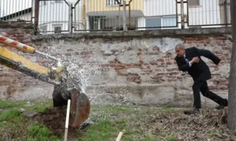 Илко Стоянов направи първа копка за изграждане на физкултурен салон в двора на НХГ Св. св. Кирил и Методий