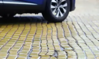 По трасето стърчат и метални ъгли от гредите които бяха