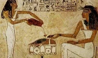 Жени наливат бира в Древен Египет