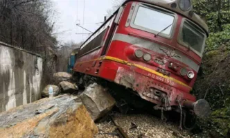 Влак удари скали и дерайлира край Трявна, трима души са пострадали