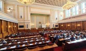 Депутатите удължиха работното си време: Решават дали опозицията да оглавява комисии (НА ЖИВО)