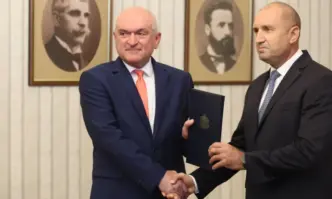 Връчвам ви мандат за съставяне на служебно правителство Тази отговорност