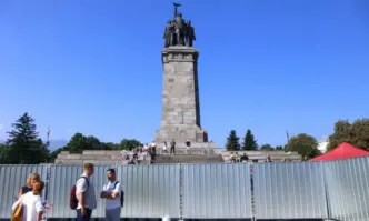 Ограждат Паметинка на Съветската армия в София