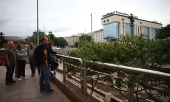 Неизвестни са изпочупили стъклата на перилата в района на Ларгото