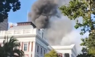 Голям пожар е избухнал тази сутрин в южноафриканския парламент в