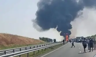 Камион гори на АМ Тракия съобщават очевидци Инцидентът е станал