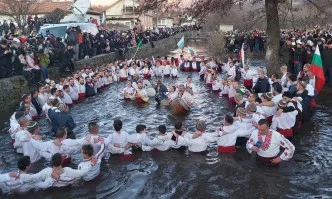 Калофер спази традицията: Леденото хоро се изви в Тунджа