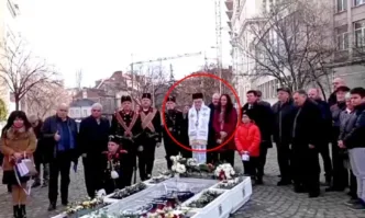 Мрежата ври: Кметица на ДБ откри паркопаметник на Васил Левски