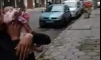 Пияни жени разнасят полуголо бебе из столичните улици (ВИДЕО)