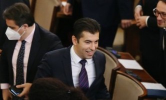 Кирил Петков реши да се заеме с оправянето и на