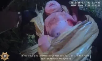 Шокиращ запис – полицаи спасяват бебе, вързано в найлонова торба (СМУЩАВАЩИ КАДРИ)